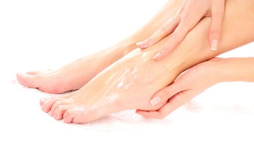 Application of the gel from varicose veins to the legs